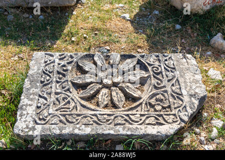 Stein Fliese mit Schnitzereien an den Ruinen von Xanthos eine antike Stadt Lykien in der Provinz Antalya in der Türkei. Fliesen, Stockfoto