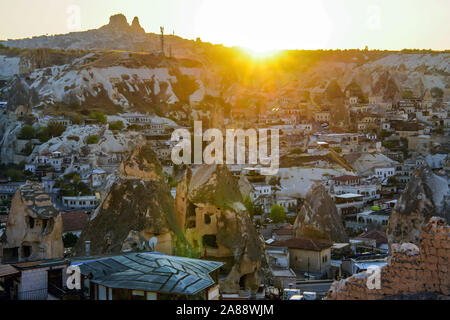 Schönen Sonnenuntergang über Göreme und Burgfelsen von im Hintergrund, Anatolien, Türkei. Stockfoto