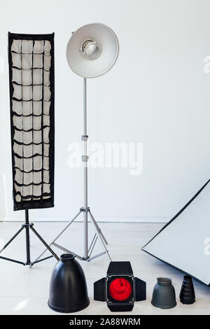 Photo Studio Zubehör Fotograf ist innen weiß Hintergrund Stockfoto
