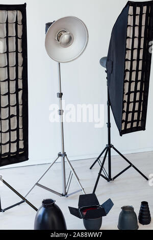 Photo Studio Zubehör Fotograf ist innen weiß Hintergrund Stockfoto