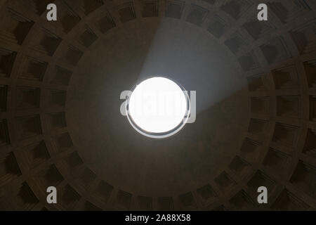Low Angle Blick auf die Spitze von Rom Pantheon mit Licht Stockfoto