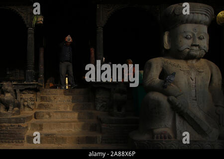 Bhaktapur, Nepal. 7 Nov, 2019. Ein Devotee geht aus einem Tempel nach Gebete in Bhaktapur, Nepal am Donnerstag, den 07. November 2019. Credit: Skanda Gautam/ZUMA Draht/Alamy leben Nachrichten Stockfoto