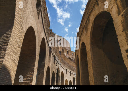 Details der inneren Wand von Rom Kolosseum an einem sonnigen Tag Stockfoto