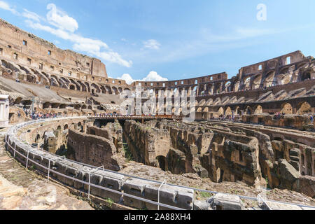 Panoramablick auf die Innenseite von Rom Kolosseum an einem sonnigen Tag Stockfoto