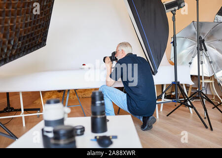 Fotograf als Werbung Fotograf im Fotostudio beim Fotografieren von Essen Stockfoto