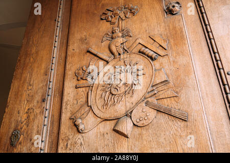 Sibiu, Rumänien - 2 Nov, 2019: Dekorative Tür des Nationalmuseum Brukenthal Museum in Hermannstadt, Rumänien. Stockfoto