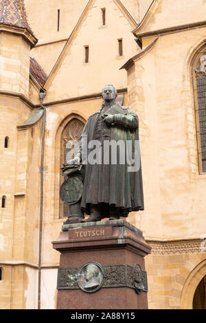 Sibiu, Rumänien - 2 Nov, 2019: Georg Daniel Teutsch Denkmal vor der Heiligen Maria Lutherische Kathedrale in der Stadt Sibiu in Rumänien. Stockfoto