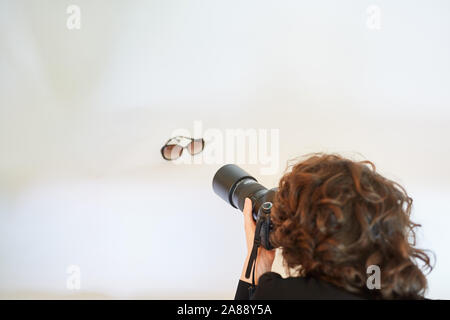 Fotograf fotos Gläser für Werbung beim Fotoshooting Stockfoto