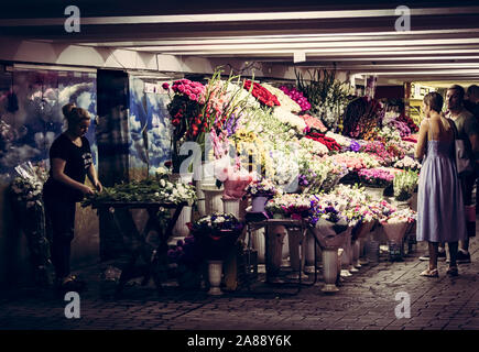 Blume Verkäufer in Kiew, Ukraine U-Bahn Stockfoto