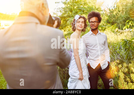 Hochzeit Fotograf Aufnahmen der Jungvermählten bei einer Hochzeit in der Natur Stockfoto