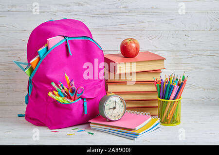 Die Brieffas und andere Sachen auf weißem Hintergrund Stockfoto