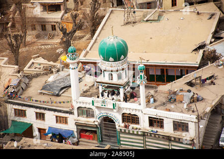 JAMMU, Kaschmir, Indien - MÄRZ 20: Blick Landschaft und Stadtbild von Leh Ladakh Dorf mit klassischen alten Moschee aus Sicht im Leh Stok Palace Stockfoto