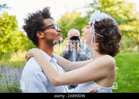 Glückliche Brautpaar am Tag der Hochzeit durch die Hochzeit Fotograf fotografiert. Stockfoto