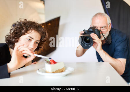 Foto Assistent in foodstyling als Vorbereitung für Essen Fotografie Stockfoto