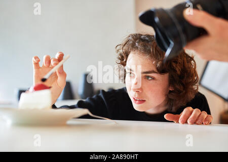 Food-stylist bereitet Essen für ein Fotoshooting im Fotostudio Stockfoto