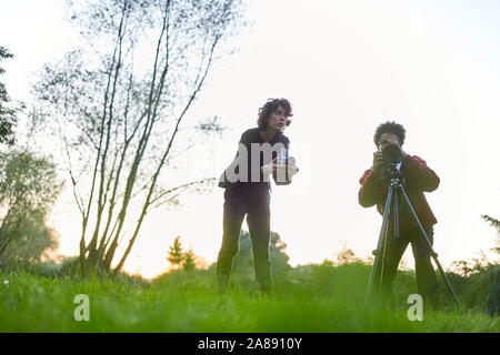 Fotograf Paar mit Kamera auf Stativ als Landschaft Fotograf in der Natur Stockfoto