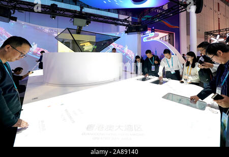 Shanghai, China. 7 Nov, 2019. Menschen besuchen die Hong Kong Ausstellungsfläche im China Pavillon während der zweiten China International Import Expo (CIIE) in Shanghai, China, November 7, 2019. Credit: Chen Jianli/Xinhua/Alamy leben Nachrichten Stockfoto