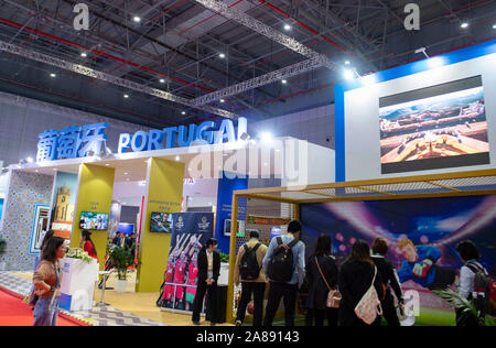 Shanghai, China. 7 Nov, 2019. Menschen besuchen die Portugal Pavillon während der zweiten China International Import Expo (CIIE) in Shanghai, China, November 7, 2019. Credit: Purbu Zhaxi/Xinhua/Alamy leben Nachrichten Stockfoto