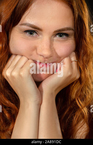 Spaß schüchterne Mädchen mit roten Haaren und aufgeblähten Wangen an Kamera Closeup Portrait suchen Stockfoto