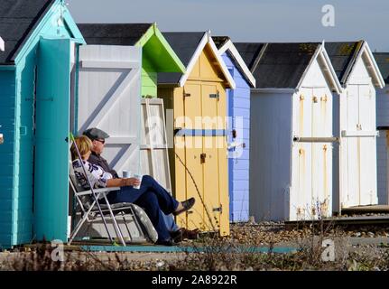 Lancing, West Sussex, UK. 7. November 2019. Die Menschen in der Sonne an der Sussex Coast © Peter Cripps/Alamy leben Nachrichten Stockfoto