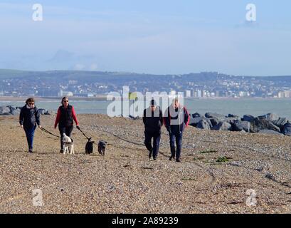 Lancing, West Sussex, UK. 7. November 2019. Die Menschen in der Sonne an der Sussex Coast © Peter Cripps/Alamy leben Nachrichten Stockfoto