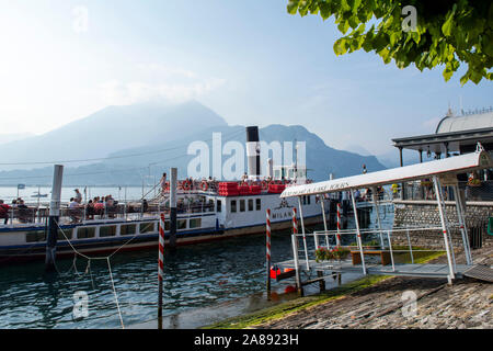 Ein Boot, in das Dorf von Bellagio am Comer See in der Lombardei Italien Europa EU Stockfoto