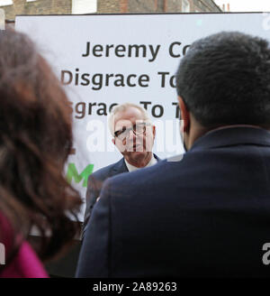 Ehemalige Labour-abgeordnete Ian Austin, die Wähler aufgefordert hat, Boris Johnson, Rede auf einem Plakat Start in London. Stockfoto