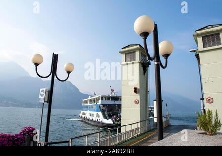 Eine Fähre an der Ortschaft Bellagio am Comer See in der Lombardei Italien Europa EU Stockfoto