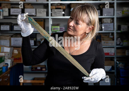 Eine frühe Bronzezeit Schwert aus Bronze war zufällig gefunden am Samstag, 2. November 2019, Rychnov museum Archäologe Martina Bekova (Bild) sagte am Donnerstag, 7. November 2019, in Rychnov nad Kneznou, Tschechische Republik. Die Waffe mit einem einfachen graviert Linie um die Klinge verziert ist, immer noch scharf wie eine Rasierklinge, Bekova sagte, die das Außergewöhnliche suchen. "Die Bronze grip Zunge Schwert ist bis um 1200 v. Chr. Es ist Teil der Lausitzer Kultur. Die Funde dieser Kultur zahlreiche in Ostböhmen sind, aber es ist Nicht so im Fall der Schwerter, "Bekova sagte. (CTK Photo/David Tanecek) Stockfoto