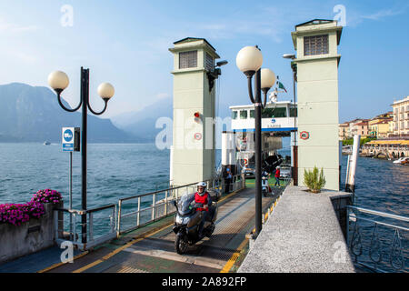 Eine Fähre Entleerung Passagiere und Autos, die in der Ortschaft Bellagio am Comer See in der Lombardei Italien Europa EU Stockfoto