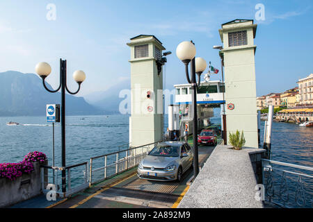 Eine Fähre Entleerung Passagiere und Autos, die in der Ortschaft Bellagio am Comer See in der Lombardei Italien Europa EU Stockfoto