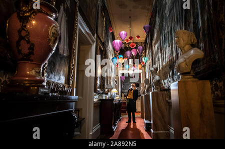 Ben Gilbert gekleidet, wie die Romanfigur Phileas Fogg während der Produkteinführung der in einem Land, Weit Weit Weg, Teil der Weihnachten celebraitions in Chatsworth House in der Nähe von Bakewell. Stockfoto