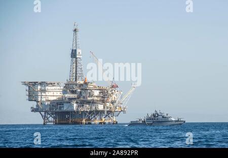 U.S. Navy SEALs mit Küsten Riverine Squadron 3 Führen sie eine maritime Infrastruktur Schutz Übung mit einer offshore Öl Plattform in den Pazifischen Ozean Oktober 30, 2019 vor der Küste von Long Beach, Kalifornien. Stockfoto