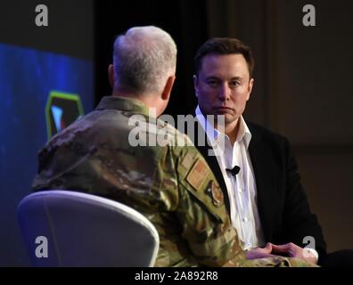 Elon Musk, CEO von SpaceX, spricht mit US Air Force Generalleutnant John Thompson, Raum und Missile Systems Center Commander während des Air Force Space Pitch Tag November 5, 2019 in San Francisco, Kalifornien. Stockfoto