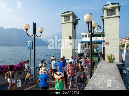 Fluggäste mit der Fähre von der Ortschaft Bellagio am Comer See in der Lombardei Italien Europa EU Stockfoto