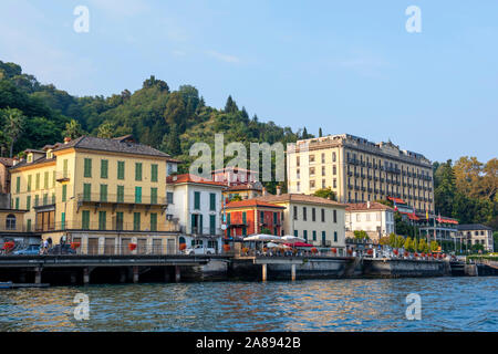 Tremezzo, während am späten Nachmittag Bootsfahrt am Comer See, Lombardei Italien Europa EU Stockfoto