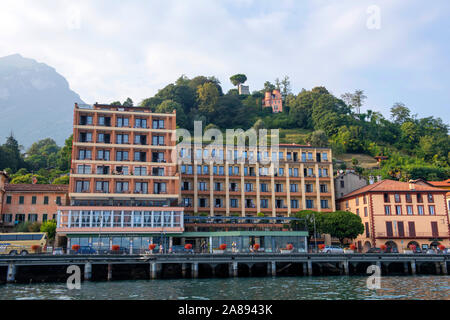 Tremezzo, während am späten Nachmittag Bootsfahrt am Comer See, Lombardei Italien Europa EU Stockfoto