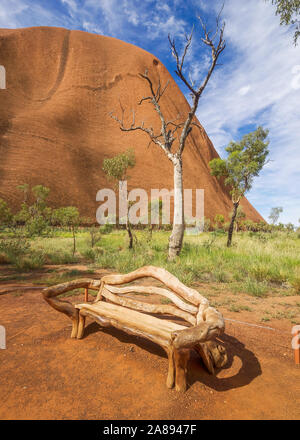 Uluru oder Ayers Rock, ist ein massiver Sandstein monolith im Herzen des Northern Territory ariden 'Red Center'. Stockfoto