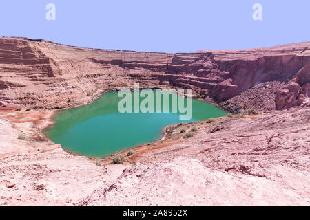 Deep Blue versteckten See in Timna durch die roten Felsen von Eilat umgeben. Israel Stockfoto