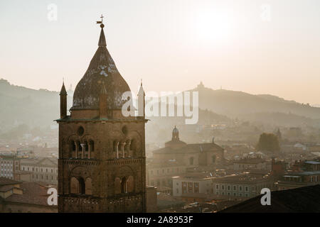 Bologna, Stadtbild und Gebäuden bei Sonnenuntergang, Glockenturm der Kathedrale San Pietro und San Luca Hill. Emilia Romagna, Italien Stockfoto