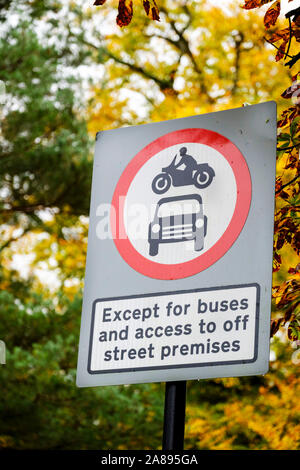 UK kein Eintrag Schild mit herbstlichen Hintergrund. Außer für Busse. Stockfoto