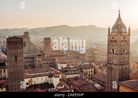 Bologna, Stadtbild und Gebäuden bei Sonnenuntergang, Glockenturm der Kathedrale San Pietro und San Luca Hill. Emilia Romagna, Italien Stockfoto