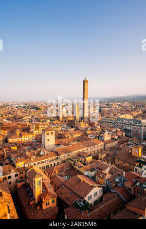 Bologna, hohen Winkel Blick auf die Stadt und die Gebäude bei Sonnenuntergang, zwei Türme Asinelli und Garisenda, Emilia Romagna, Italien Stockfoto