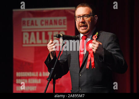 Shadow Minister für kommunale Angelegenheiten und örtliche Selbstverwaltung, Andrew Gwynne Rede auf der Bibliothek Theater in Darwen, Lancashire. Stockfoto