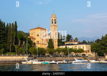 Tremezzo, während am späten Nachmittag Bootsfahrt am Comer See, Lombardei Italien Europa EU Stockfoto