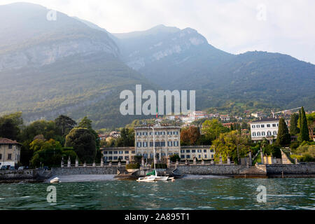 Tremezzo, während am späten Nachmittag Bootsfahrt am Comer See, Lombardei Italien Europa EU Stockfoto