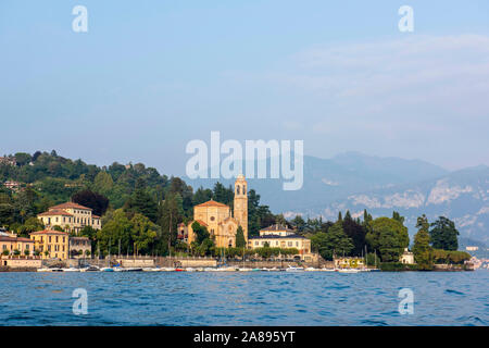 Tremezzo, während am späten Nachmittag Bootsfahrt am Comer See, Lombardei Italien Europa EU Stockfoto