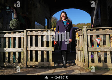 Die Fraktion der Liberalen und Demokratischen Partei Europas leader Jo Swinson kommt an sich Förster Kindergarten während auf der allgemeinen Wahlkampagne Trail in Midsomer Norton, Somerset. Stockfoto