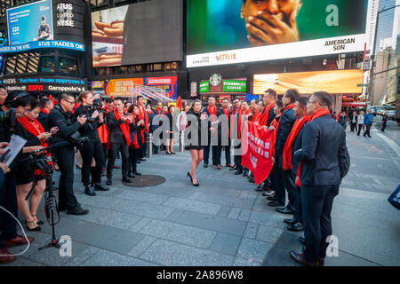 Mitarbeiter mit ihren Familien und Freunden sammeln an der riesigen Bildschirm an der Nasdaq Börse in Times Square in New York für das Debüt des FangDD Network Group (DUO) Börsengang am Freitag, den 1. November 2019 eingerichtet. FangDD Network Group ist ein on-line-Immobilien Markt in China bietet Werkzeuge auf eine mobile Plattform für Immobilienmakler. (© Richard B. Levine) Stockfoto