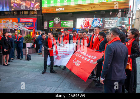 Mitarbeiter mit ihren Familien und Freunden sammeln an der riesigen Bildschirm an der Nasdaq Börse in Times Square in New York für das Debüt des FangDD Network Group (DUO) Börsengang am Freitag, den 1. November 2019 eingerichtet. FangDD Network Group ist ein on-line-Immobilien Markt in China bietet Werkzeuge auf eine mobile Plattform für Immobilienmakler. (© Richard B. Levine) Stockfoto